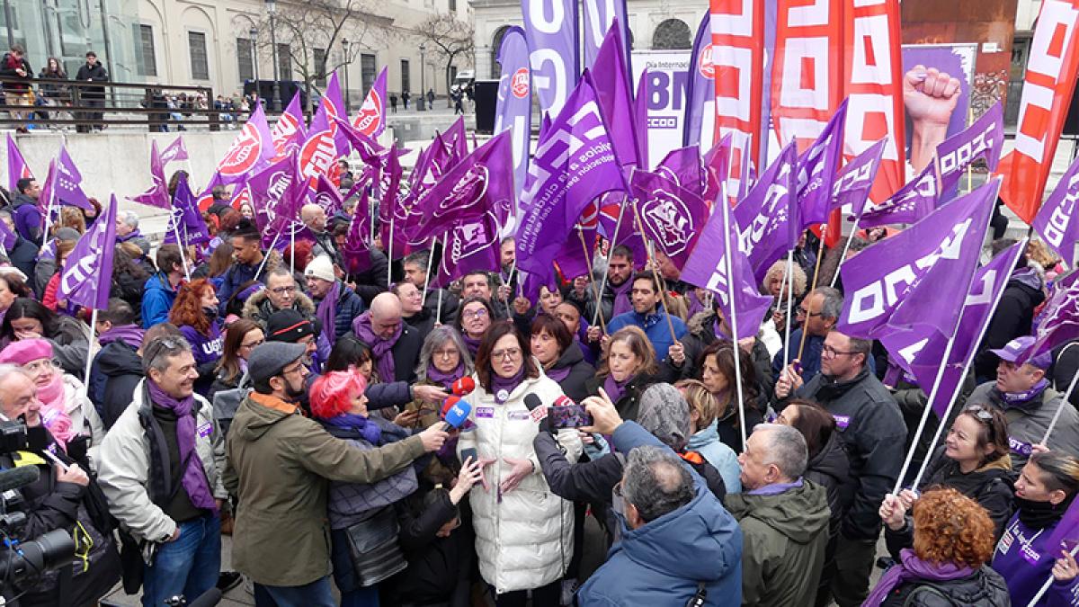 El sindicalismo celebra un multitudinario acto de reivindicacin feminista desafiando la prohibicin del Ayuntamiento de Madrid