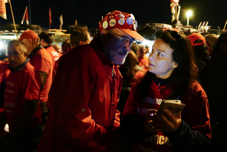 Los trabajadores de Coca Cola entran a trabajar en la fábrica tras más de un año de lucha
