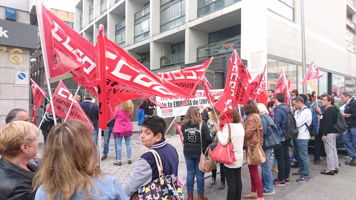 Concentración ante la sede de Óptima