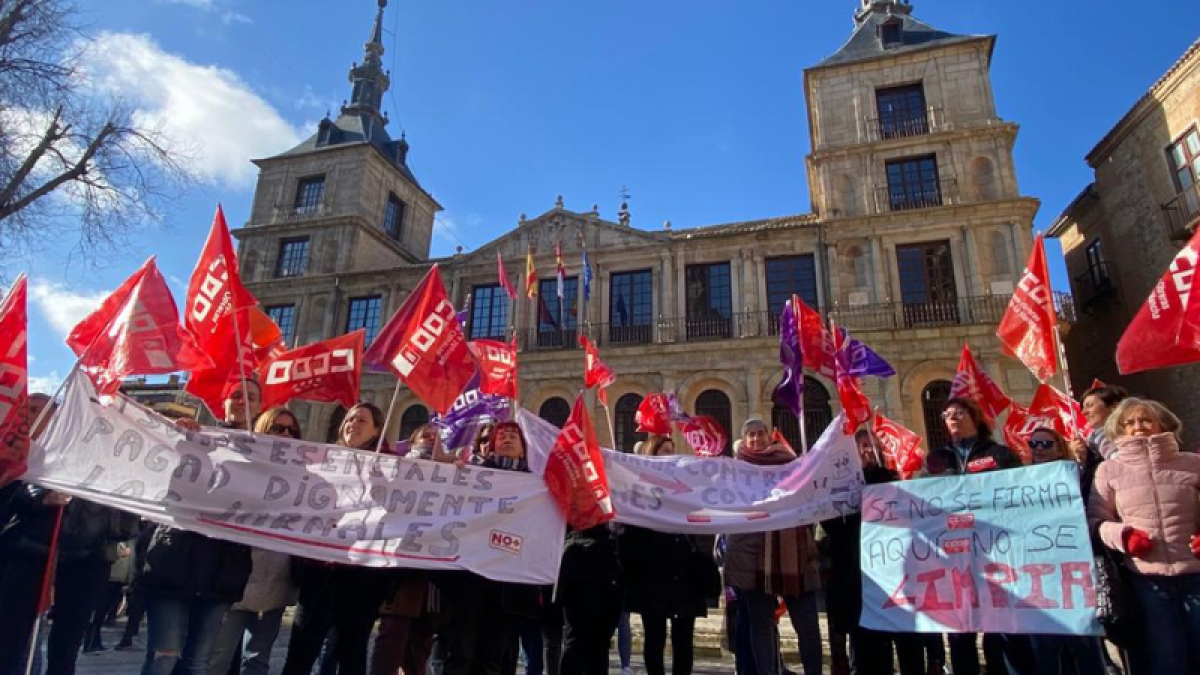 Las trabajadoras de la Limpieza se concentran ante el Ayuntamiento de Toledo para recordar que siguen sin convenio y en conflicto