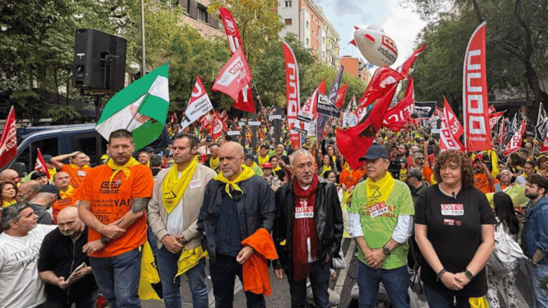 Los Sindicatos se concentran frente a la CEOE en Madrid: "¡Ni un muerto más en el trabajo!"