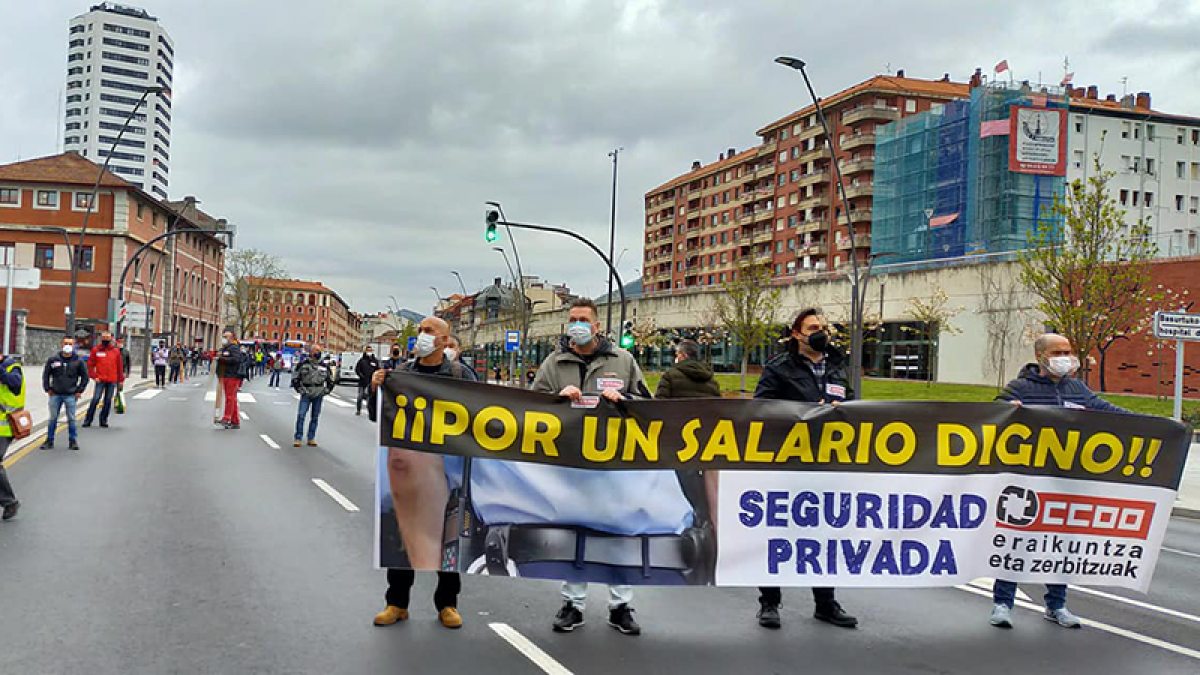 Las manifestaciones de vigilantes de seguridad privada se mantienen en el Hospital de Basurto en Bilbao