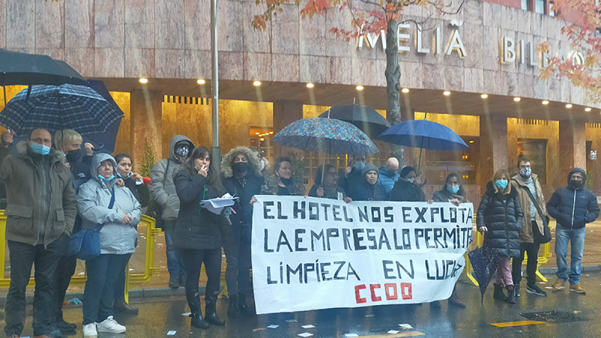 Concentración de las trabajadoras de la limpieza del Hotel Meliá de Bilbao
