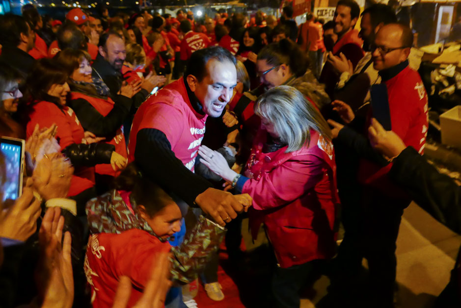 Los trabajadores de Coca Cola entran a trabajar en la fábrica tras más de un año de lucha