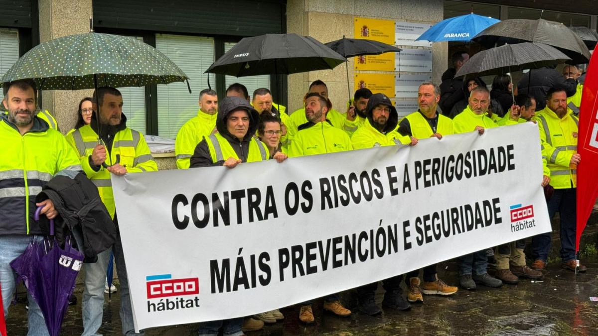 Traballadoras e traballadores de estradas concéntranse en Lugo tras os accidentes mortais na A-8: "A seguridade non é negociable"