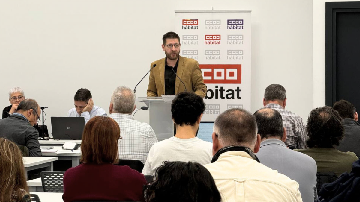 Daniel Barragán Burgui, secretario general de CCOO del Hábitat, presenta el informe general al Consejo.