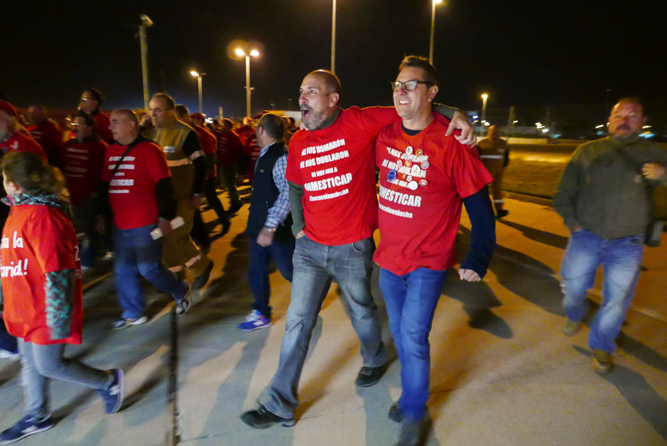 Los trabajadores de Coca Cola entran a trabajar en la fábrica tras más de un año de lucha