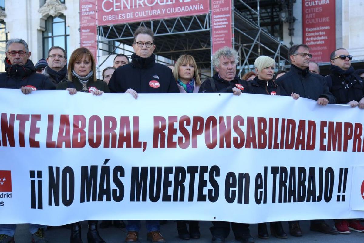 Concentración en Madrid en recuerdo de los trabajadores fallecidos este miércoles en Alcorcón y en la capital
