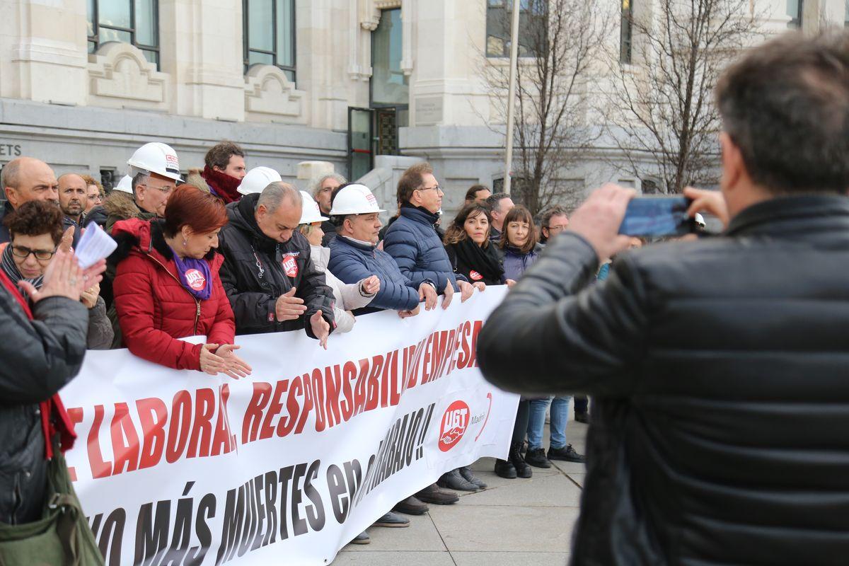 Concentración en solidaridad con la familia y amigos del último trabajador fallecido esta semana