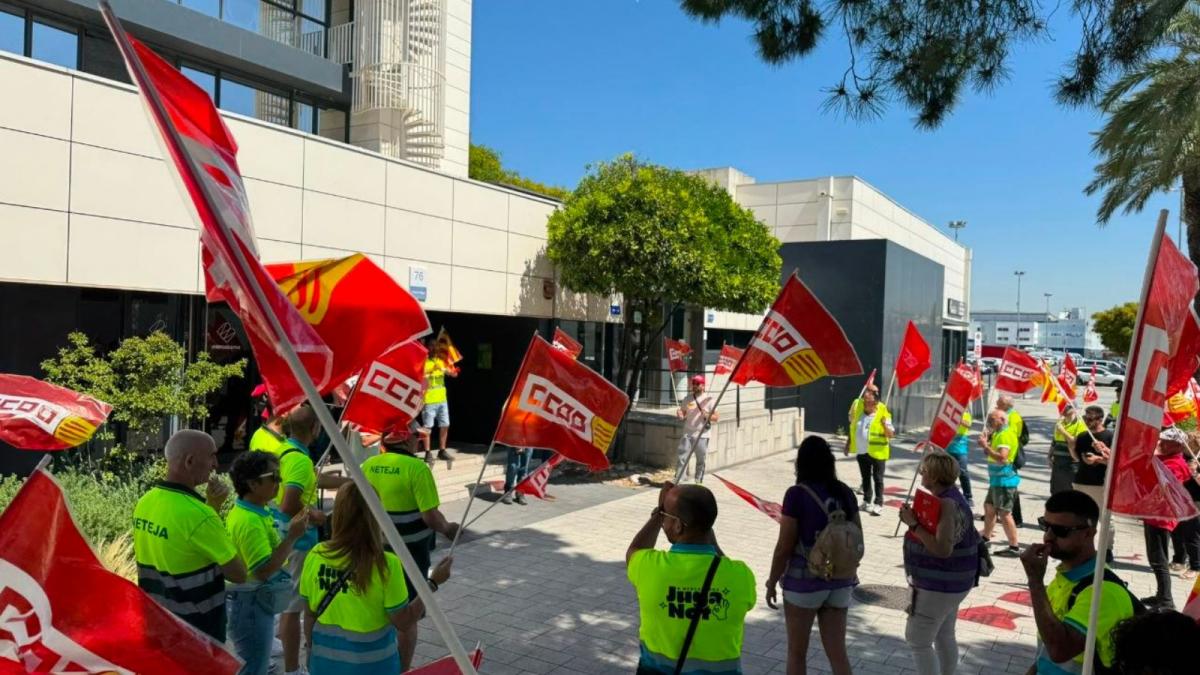 La plantilla de Urbaser se moviliza en Mercabarna ¡Por un convenio justo!