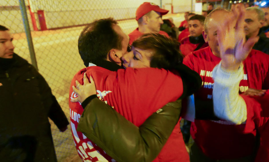 Los trabajadores de Coca Cola entran a trabajar en la fábrica tras más de un año de lucha