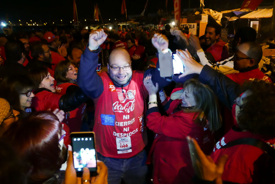 Los trabajadores de Coca Cola entran a trabajar en la fábrica tras más de un año de lucha