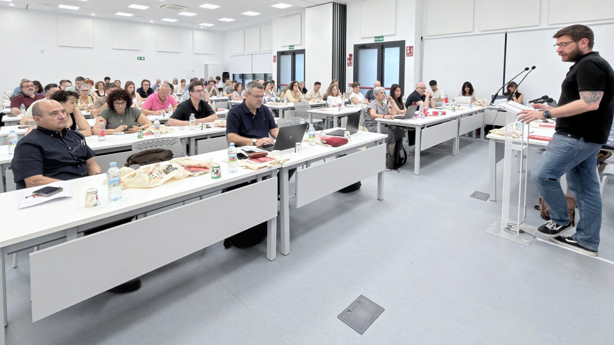 El secretario general de CCOO del Hábitat dirigíendose al Consejo
