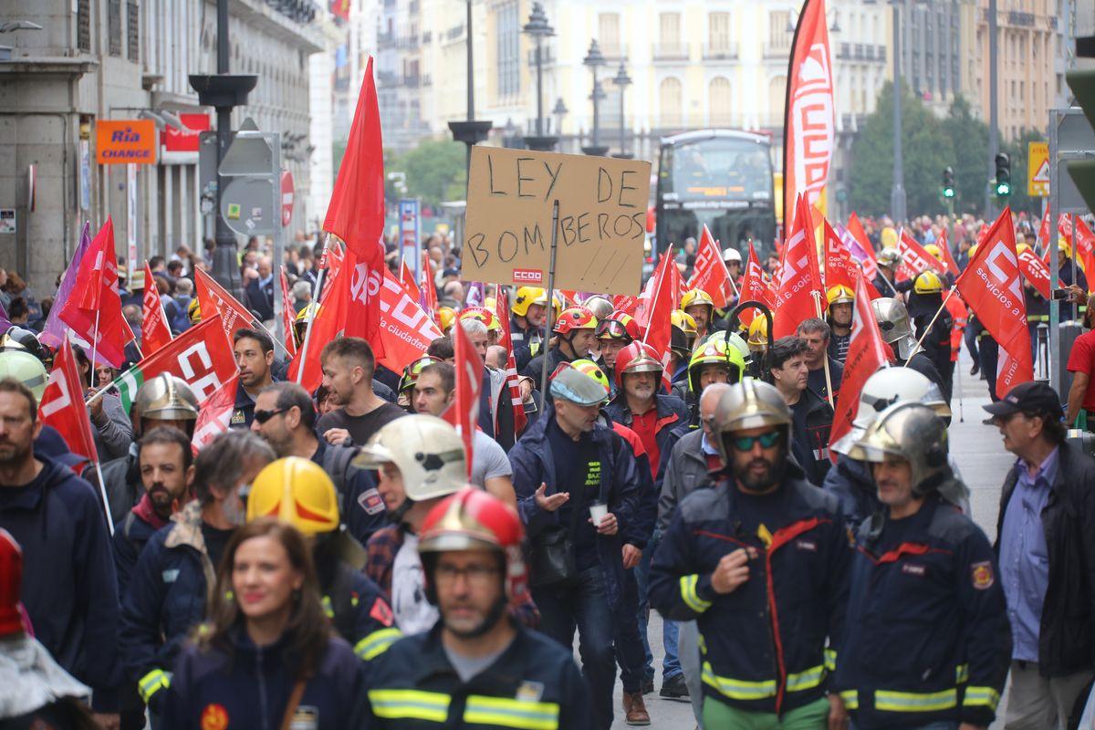 Manifestación en Madrid por una regulación estatal consensuada para los bomberos