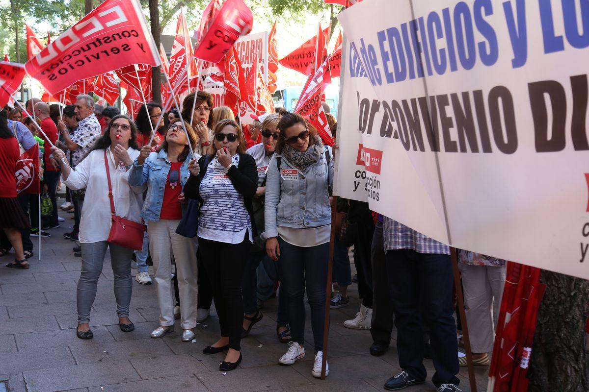 Decenas de trabajadoras de limpieza se han concentrado esta mañana ante la sede de la patronal ASPEL