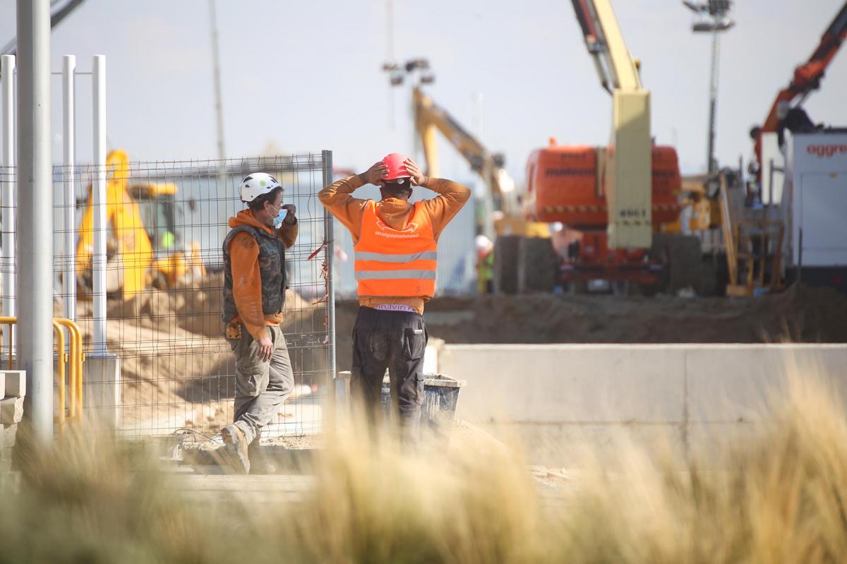 Obreros en las obras del hospital Enfermera Isabel Zendal