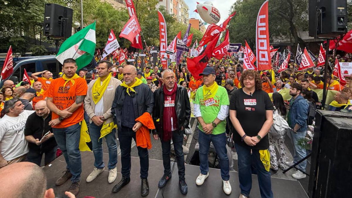 Los Sindicatos se concentran frente a la CEOE en Madrid: "¡Ni un muerto más en el trabajo!"