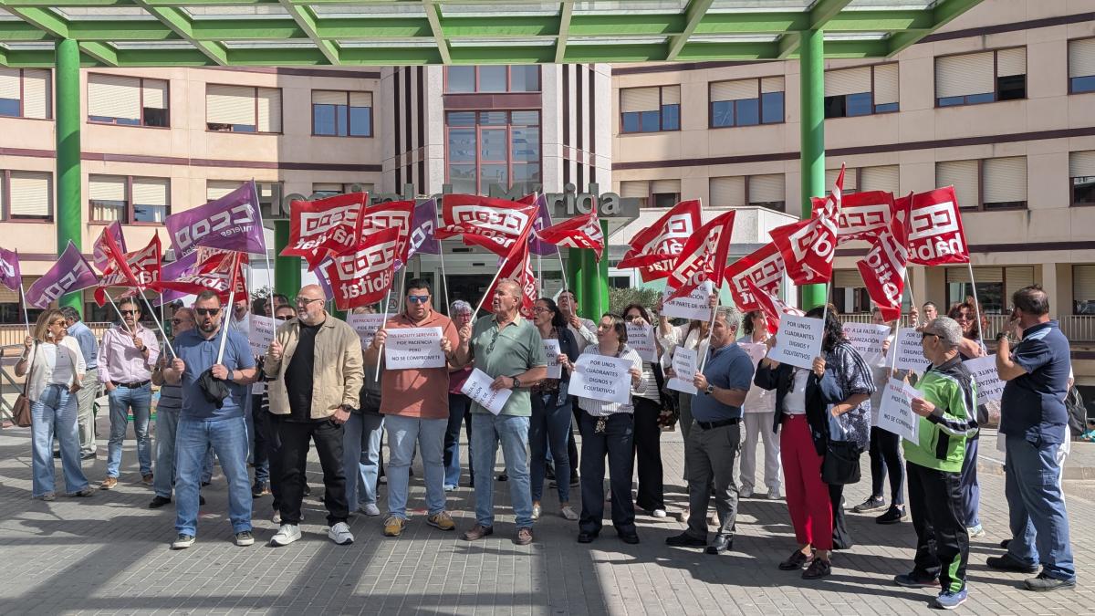 Concentración a las puertas del Hospital de Mérida