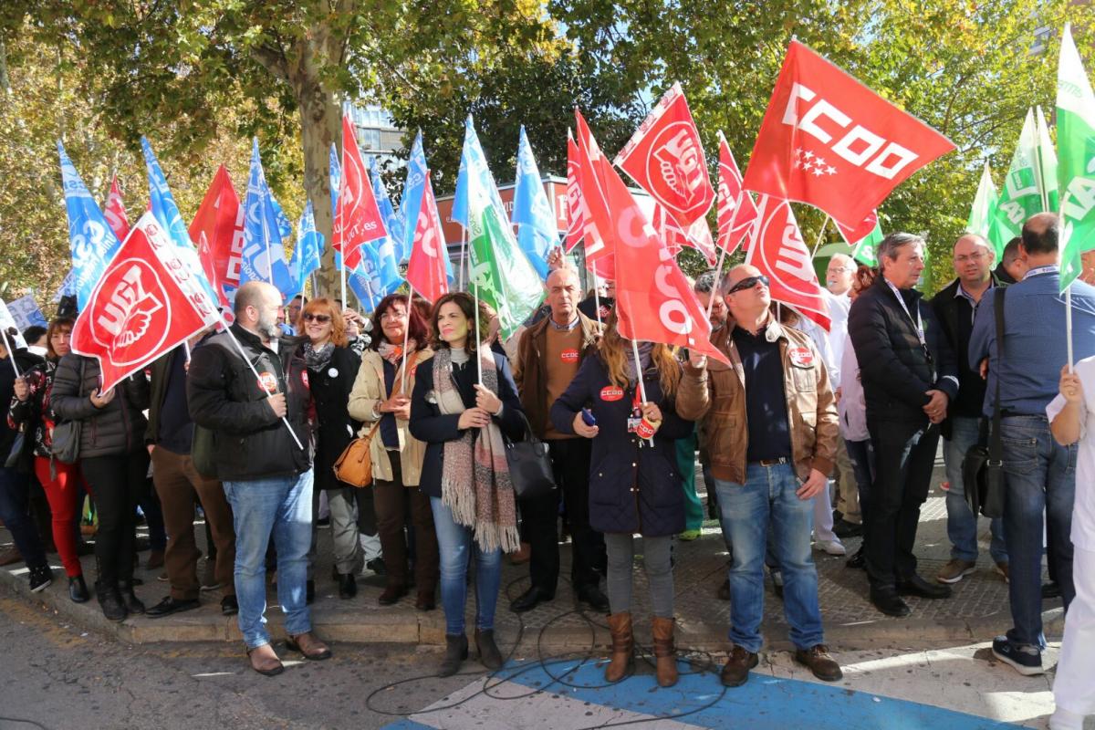 Concentración frente al Hospital Clínico San Carlos