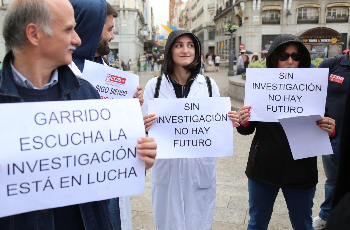 Profesionales de las Fundaciones de Investigación Biomédicas se concentran frente al Gobierno de la Comunidad de Madrid